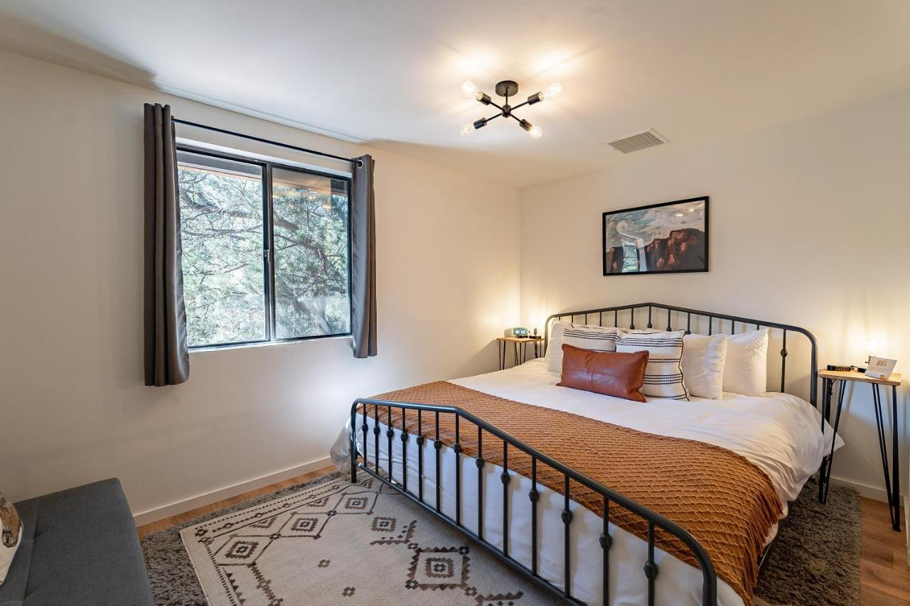The Pine House - Cozy Mid-Century Modern, Pet-Friendly Villa Bagian luar foto