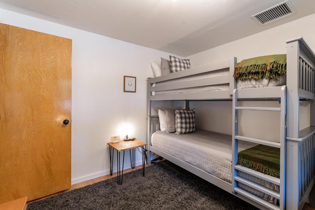 The Pine House - Cozy Mid-Century Modern, Pet-Friendly Villa Bagian luar foto