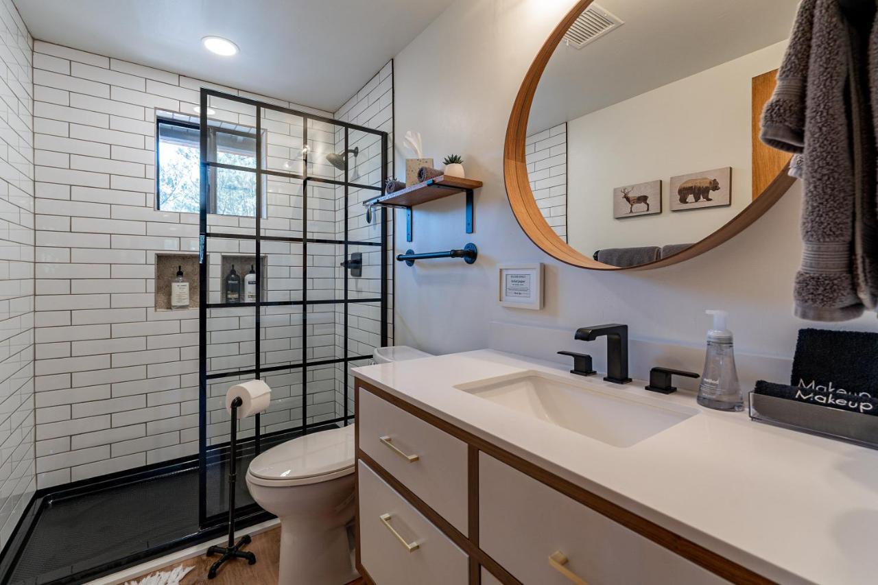 The Pine House - Cozy Mid-Century Modern, Pet-Friendly Villa Bagian luar foto