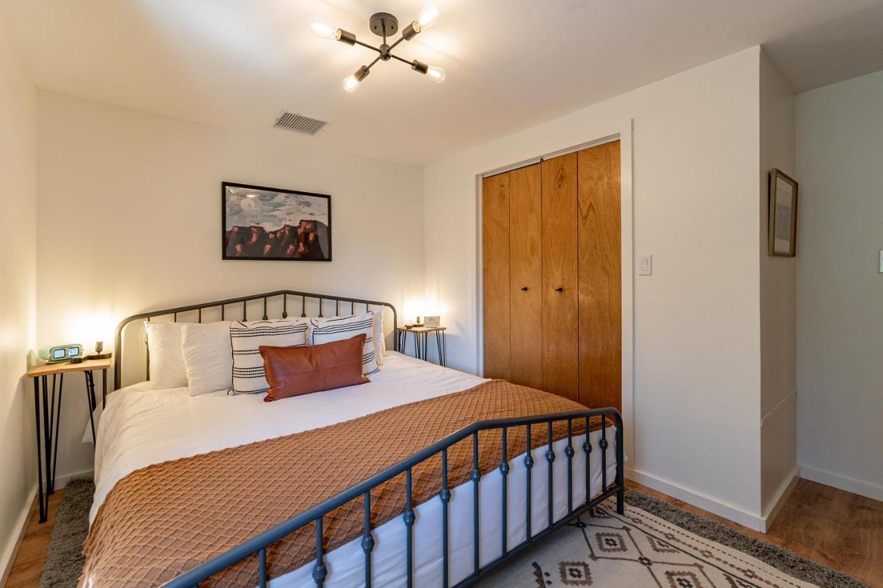 The Pine House - Cozy Mid-Century Modern, Pet-Friendly Villa Bagian luar foto