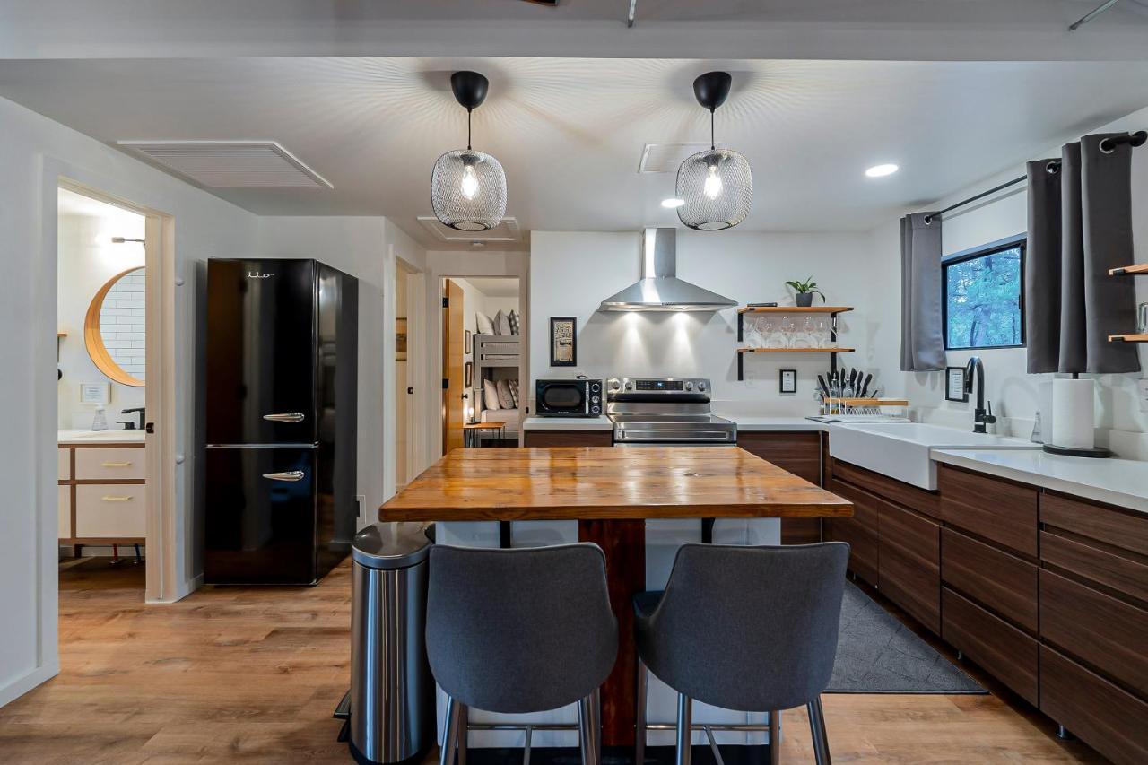 The Pine House - Cozy Mid-Century Modern, Pet-Friendly Villa Bagian luar foto